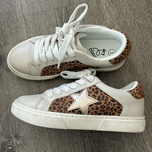 Girl cream colored sneakers with leopard print girl size 1